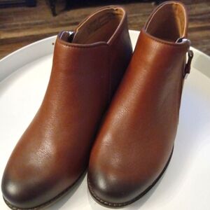 Vionic Jolene Leather Ankle Bootie size 6.5 Brown with Black toe and heel. FF208